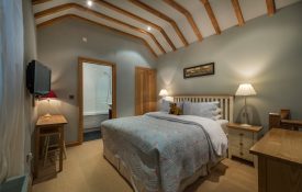 the-feathers-hotel-eves-cottage-bedroom